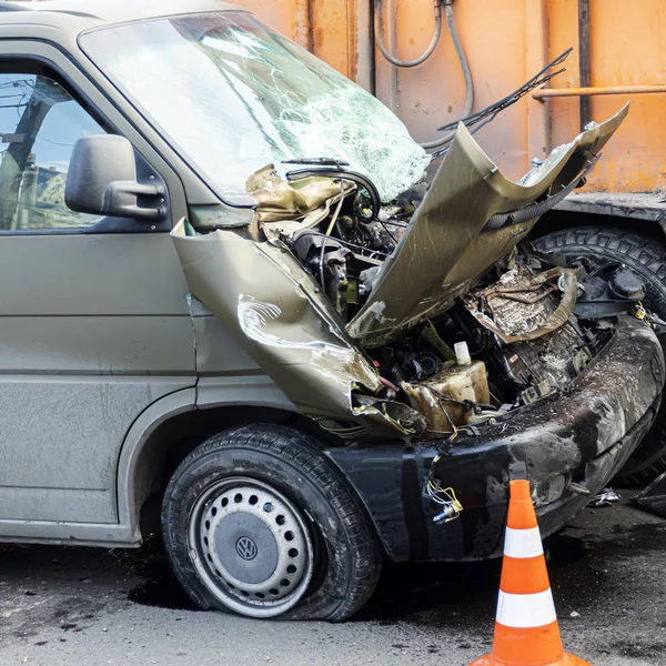 El accidente de un monovolumen de las Fuerzas Armadas de Ucrania — Foto de Stock