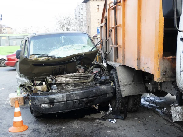 El accidente de un monovolumen de las Fuerzas Armadas de Ucrania — Foto de Stock