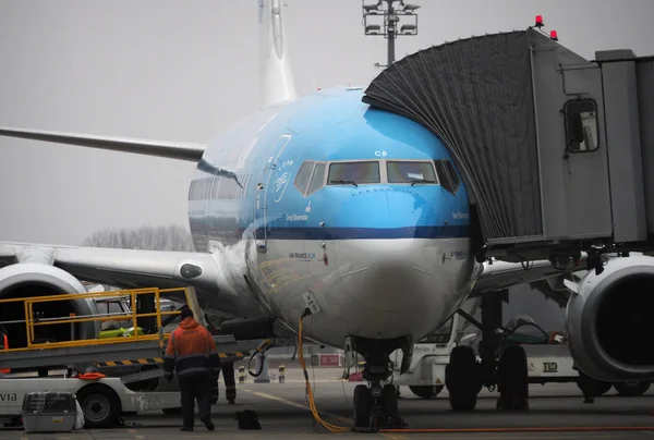 L'aereo Boeing 737-800 di KLM è atterrato all'aeroporto Borys — Foto Stock