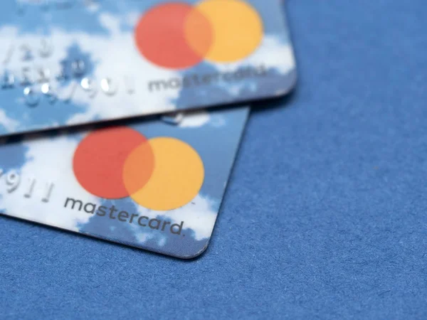 Mastercard bank cards on a dark blue background — Stock Photo, Image