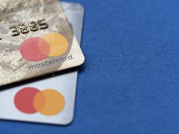 Mastercard bank cards on a dark blue background — Stock Photo, Image