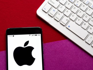 Bu resimde Apple logosu şu şekilde gösteriliyor: