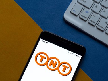 Bu resimde Tnt Express logosu yerinden oynadığı görülüyor.