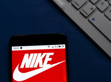 Bu resimde Nike logosu bir resimde gösteriliyor. 