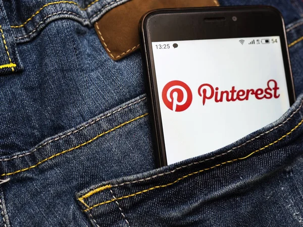 In deze foto illustratie is het Pinterest social network logo — Stockfoto