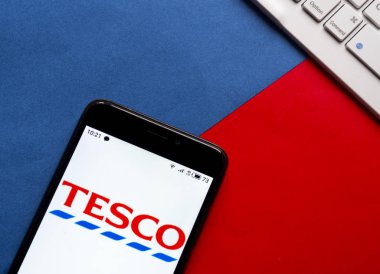 Bu resimde Tesco logosu bir resimde gösteriliyor.