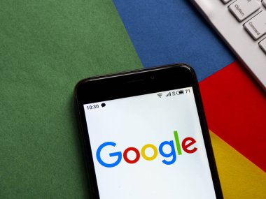 Bu resimde Google logosu bir akıllı telefonda görüntülenir