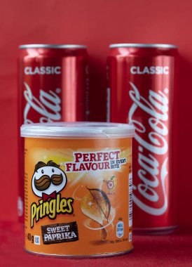 Bir paket Pringles cipsi ve iki kutu Coca-Cola.