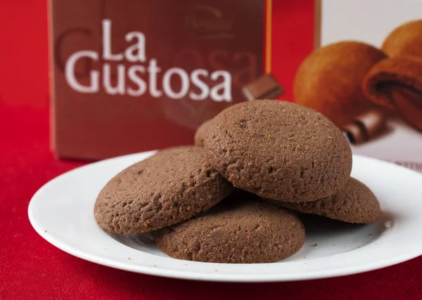 Chocoladekoekjes La Gustosa Bogutti bedrijf op een witte plaat op — Stockfoto