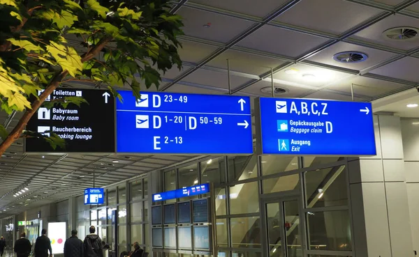 Letrero en la sala de salidas del aeropuerto de Frankfurt (FRA) ) —  Fotos de Stock