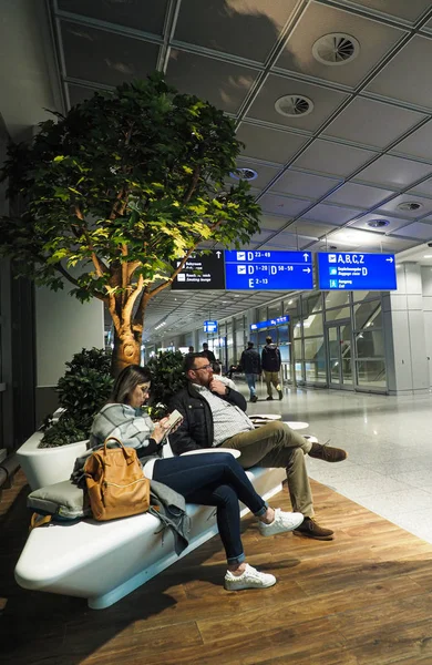 A man and a woman are sitting on a sofa in the departure lounge — 스톡 사진