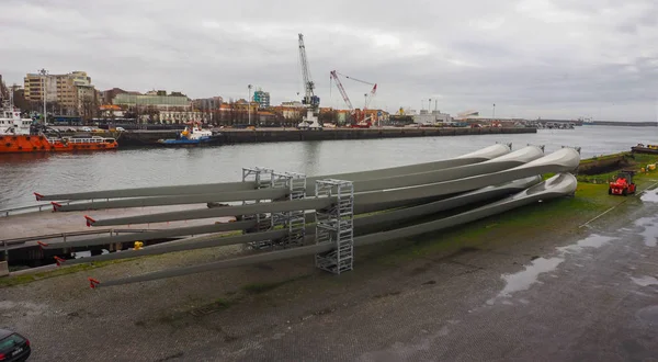 Bladen voor windmolenparken zijn in de haven — Stockfoto