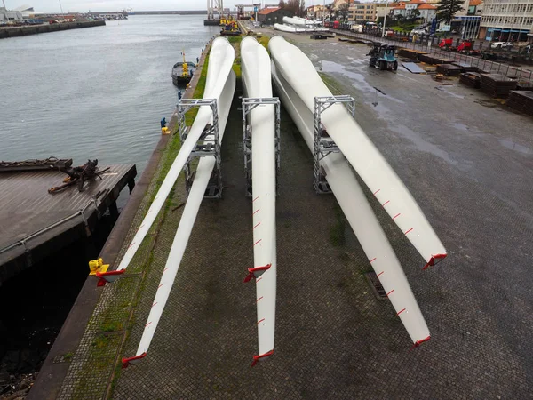 Bladen voor windmolenparken zijn in de haven — Stockfoto