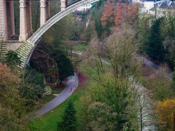 Adolfbrücke zwischen oberer und unterer stadt, luxemburg — Stockfoto