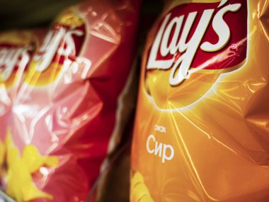 Depoda Lays çipleri olan paketler