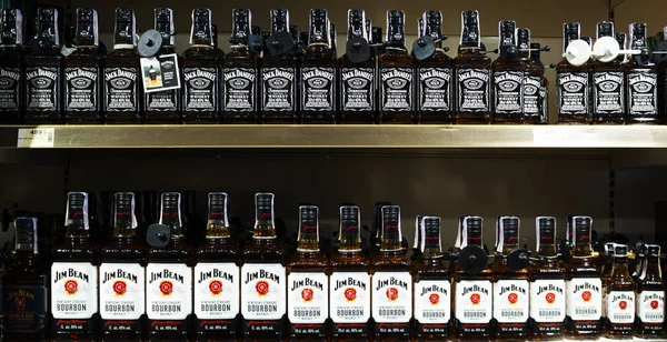 V obchodě je spousta lahví whisky Tennesee Jack Daniels — Stock fotografie