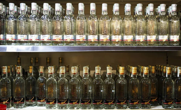 Un sacco di bottiglie di vodka ukraniana, chiamata anche horilka, TM Khor — Foto Stock