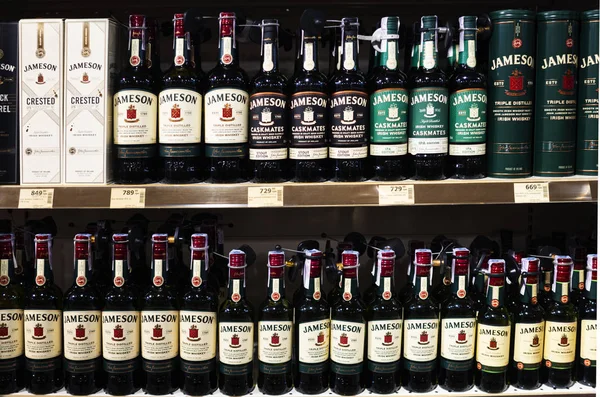 Veel flessen Irish wiskey Jameson in de winkel. — Stockfoto