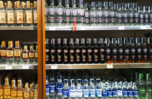 Viele Flaschen Ukrainischer Wodka Auch Horilka Genannt Verschiedene Marken Laden — Stockfoto