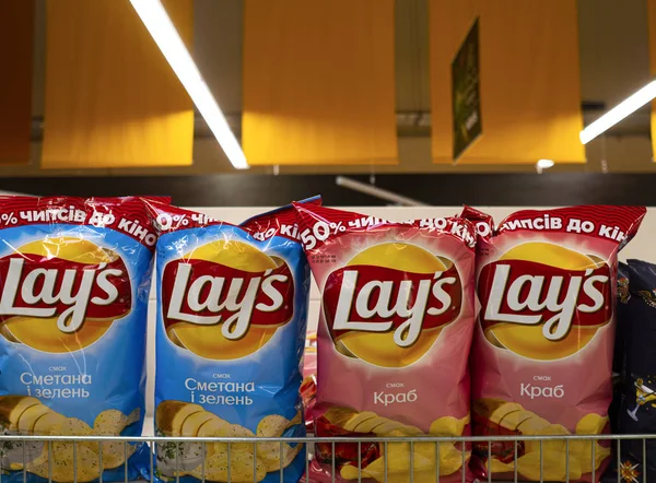 Пакеты с фишками Lays на складе в магазине — стоковое фото