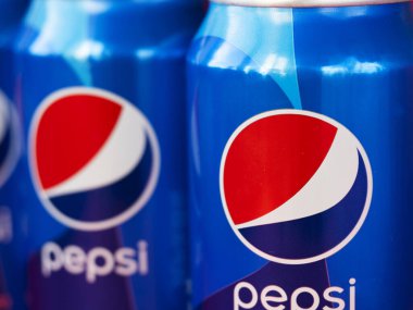 Üç kutu alüminyum Pepsi. 