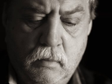 Bıyıklı beyaz adam