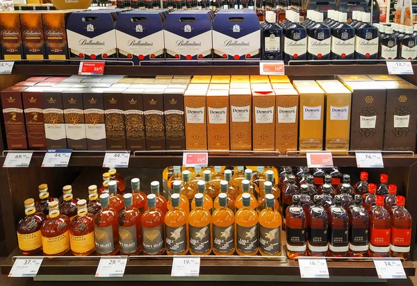 Una gran cantidad de botellas de varias marcas de whisky en la tienda Duty Free —  Fotos de Stock