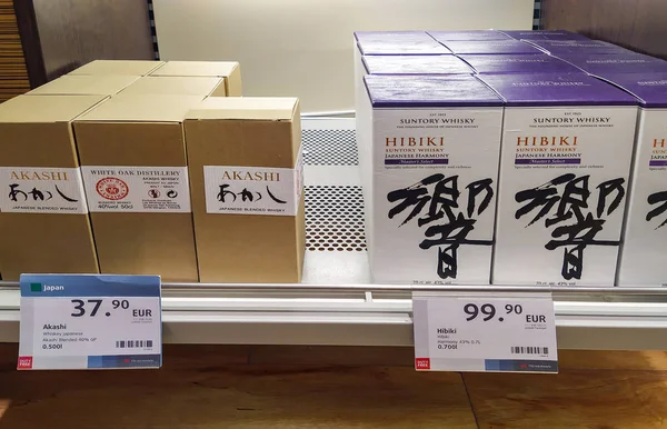 Много коробок японских брендов виски (Akashi Blended and Hi — стоковое фото