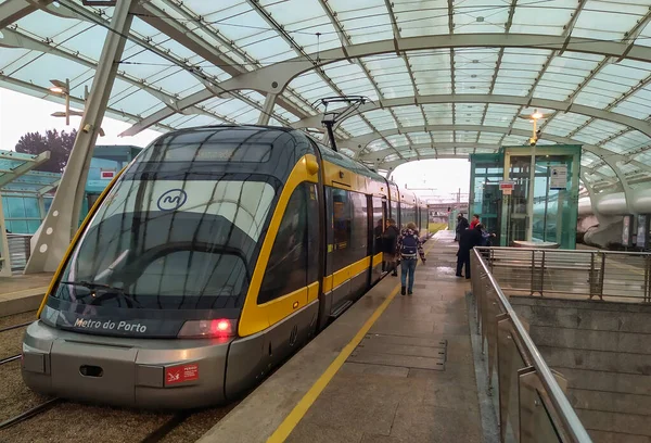 Train Métro Porto allant de l'aéroport à la ville — Photo