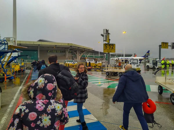 Les passagers arrivant de Francfort se dirigent vers l'aérogare — Photo