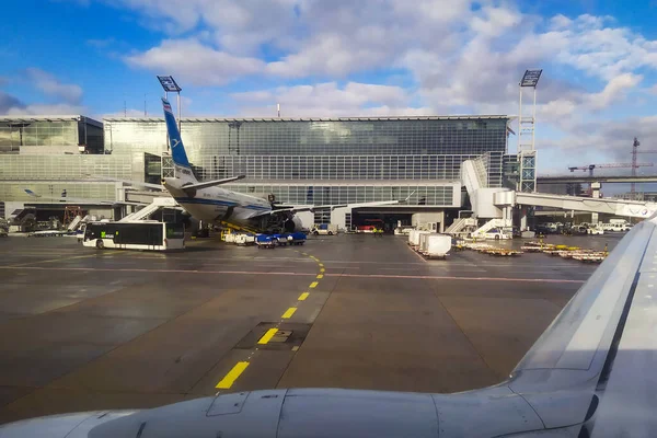 Uitzicht vanaf Ryanair Airlines vliegtuig landing in Frankfurt op de luchthaven — Stockfoto
