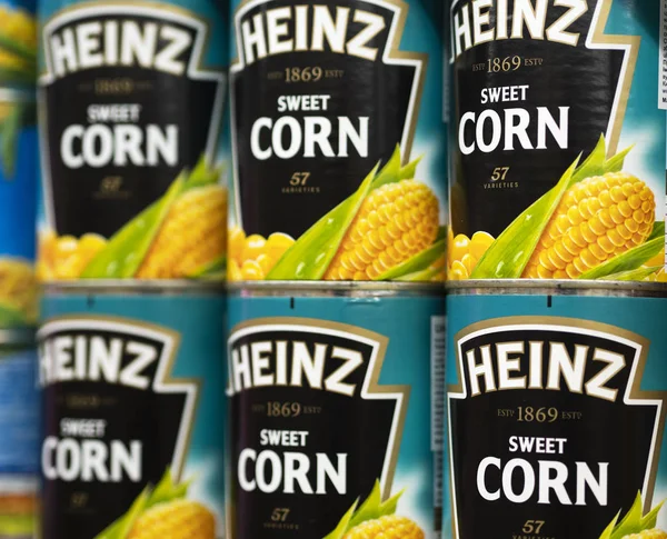 Heinz zoete mais blikjes op een plank in een winkel — Stockfoto