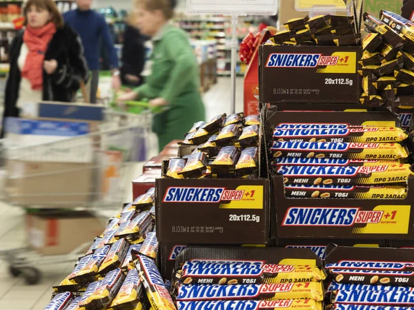 Lots of Snickers bars in the store — Stock Photo, Image