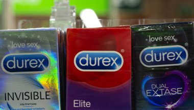 Durex prezervatifleri bir mağazanın rafında.