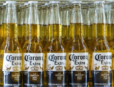 Corona biraları bir mağazanın rafında.