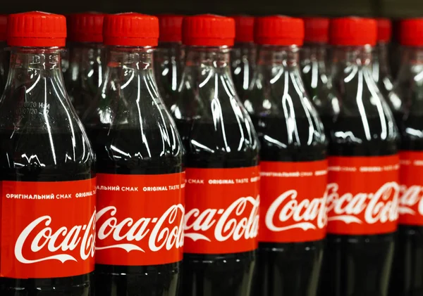 Coca-Cola láhve na polici v obchodě — Stock fotografie