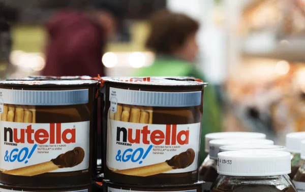 Банки Nutella & Go на полке в магазине — стоковое фото