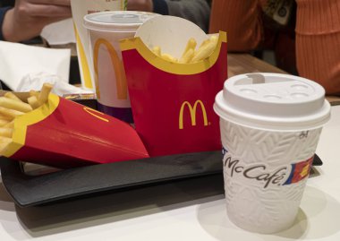  McDonalds 'daki masada patates kızartması ve çay.