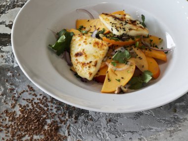 Domates ve hurma salatası. 