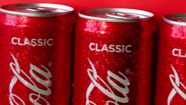 Lattine di coke ricoperte di gocce d'acqua — Video Stock