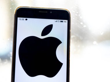 Bu resimde Apple logosu akıllı bir telefondan gösteriliyor.