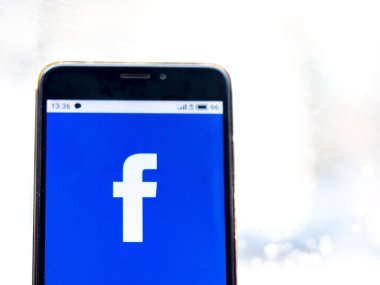 Bu resimde Facebook logosu akıllı telefondan gösteriliyor