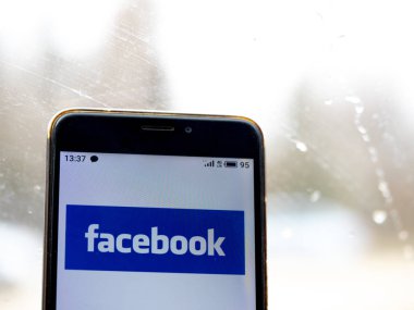Bu resimde Facebook logosu akıllı telefondan gösteriliyor