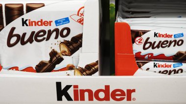 Bir mağazadaki rafta duran Kinder Bueno Çikolata Paketi