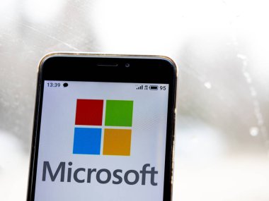 Bu resimde Microsoft logosu akıllı bir telefondan gösteriliyor.