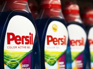 Bir mağazadaki rafta Persil Renkli Etkin Jel