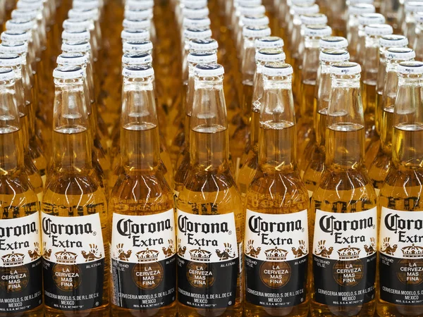 Botellas Cerveza Corona Estante Una Tienda — Foto de Stock