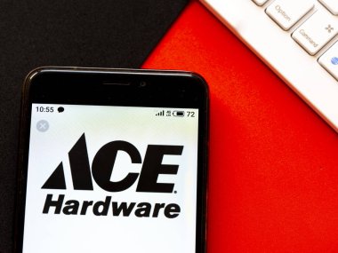 Bu resimde Ace Hardware logosu bir akıllı telefonda görüntülenir