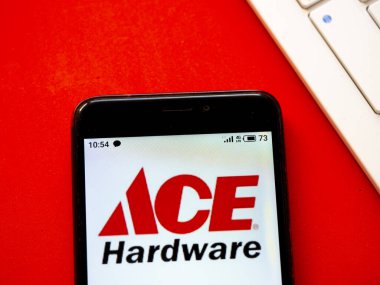 Bu resimde Ace Hardware logosu bir akıllı telefonda görüntülenir