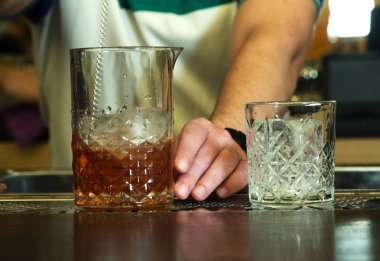 Barmen karışık Negroni Kokteyli